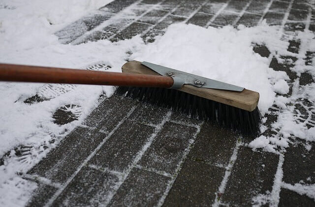 Gebäudereinigung im Winter: Effektive Immobilienpflege trotz eisiger Kälte und Schnee
