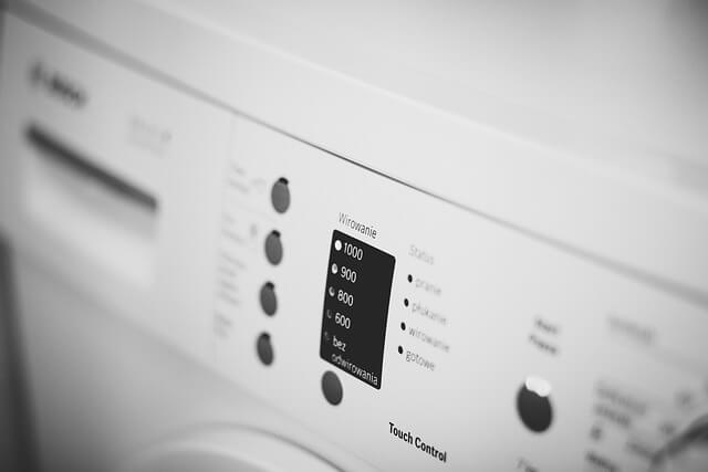 Verschmutztes Waschmittelfach und Trommel der Waschmaschine