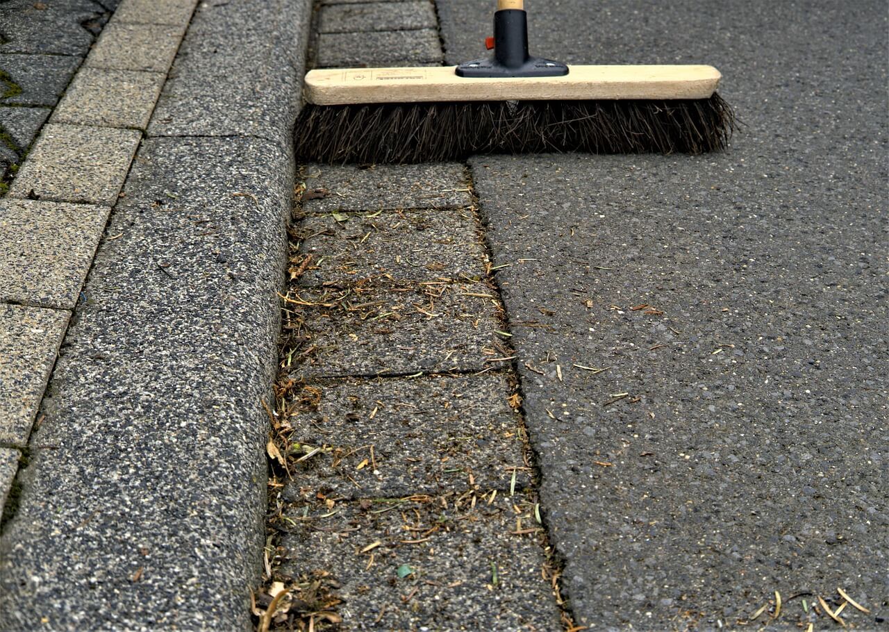 Bürste zur Reinigung von Betonplatten