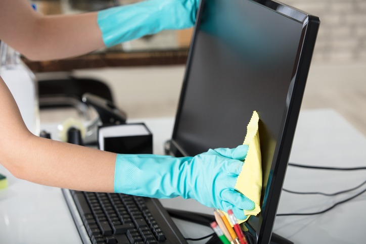 Monitorreinigung bei der Büroreinigung