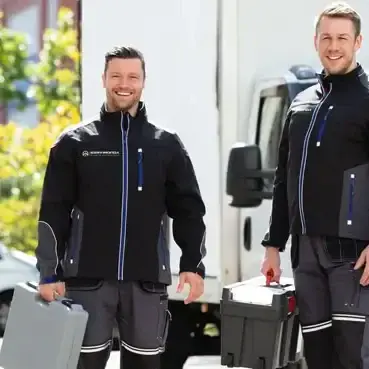 Zwei Kollegen auf dem Weg zum Einsatz
