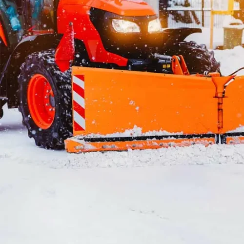 Schneeräumung Parkplatz mit Traktor